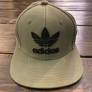 ADIDAS Fitted Snapback (olive green)